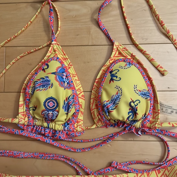 Bran new bikini, white red and blue print has a wraparound string for your waist - Picture 2 of 5